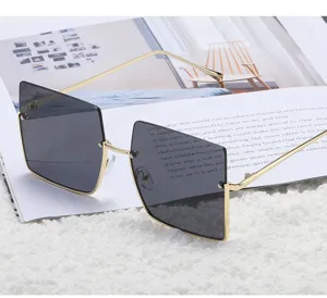 Gafas de sol cuadradas de lujo con varillas de metal dorado y lentes degradadas elegantes.