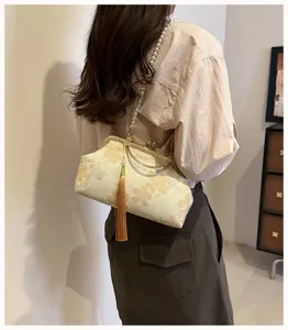 Detailansicht der vintage chinesischen floralen bestickten Kuss-Verschluss Umhängetasche mit Perle.