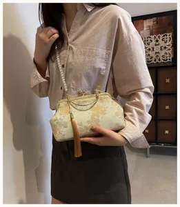 Detailaufnahme der chinesischen Vintage Blumen Brokat Clutch Tasche mit Perlenriemen und Quaste.