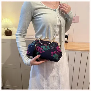 Chinesischer Stil Blumen gestickte Abendtasche mit Perlenriemen und Metallverschluss.