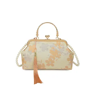 Elegante chinesische Abendtasche mit Blumenstickerei, Perlenriemen und Goldrahmen.