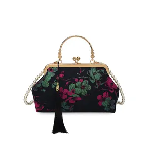 Nahaufnahme der chinesisch bestickten Abendtasche mit Blumenmuster und goldenem Metallrahmen.