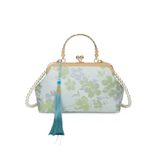 Chinesische Vintage Blumen Abendtasche mit Perlenkette, Metallgriff und Quaste.