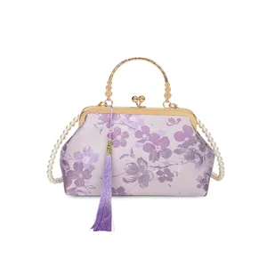 Chinesischer Stil blumenbestickter Abendtaschen Detail mit Perlenriemen und Quaste.