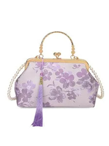 Elegante chinesische Abendtasche mit Blumenstickerei, Perlenriemen und Metallgriff.