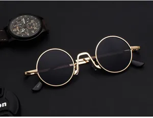 Detailaufnahme der goldenen runden Vintage-Sonnenbrille mit feinem Metallrahmen und Bügel.