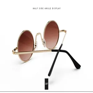 Klassische goldene Metall-Sonnenbrille mit runden Gläsern für Damen und Herren im Retro-Stil.