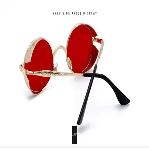 Nahansicht der Vintage Steampunk Sonnenbrille mit runden roten Gläsern und Goldrahmen.