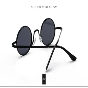 Retro Sonnenbrille mit runden Glaesern fuer Damen und Herren, klassisches schwarzes Metalldesign.
