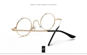 Detailaufnahme von vintage runden Metallbrille mit goldenem Rahmen und schwarzen Bügeln.