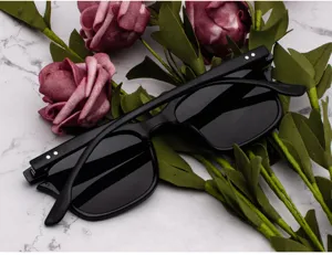 Quadratische polarisierte Sonnenbrille Detailansicht, schwarzer Rahmen Accessoire.