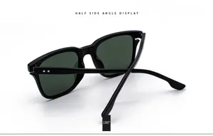 Klassische quadratische polarisierte Sonnenbrille mit dunklen Gläsern in der Detailansicht.