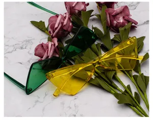 Occhiali da sole triangolari e avanguardisti di tendenza con lenti colorate monopezzo.