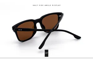 Klassische quadratische polarisierte Sonnenbrille mit schwarzen Rahmen und braunen Gläsern.