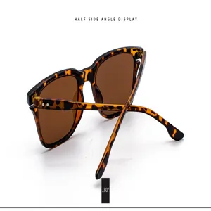 Quadratische polarisierte Sonnenbrille Detailansicht Schildpattgestell und Scharnier.