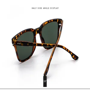 Detailansicht der stilvollen quadratischen Schildpatt-Sonnenbrille mit dunklen Gläsern und Nieten.