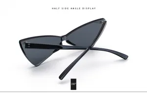 Primo piano di occhiali da sole triangolari neri con design unico senza montatura.
