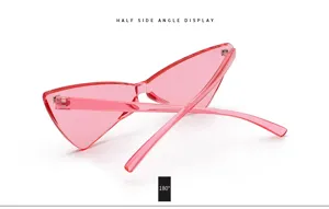 Occhiali da sole triangolari rosa alla moda con lenti oceaniche per donne eleganti.