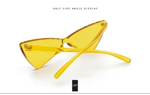 Occhiali da sole triangolari monopezzo gialli di tendenza per abbigliamento quotidiano.