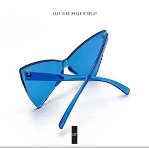 Vista dettagliata occhiali da sole monopezzo triangolari blu, design avant-garde.