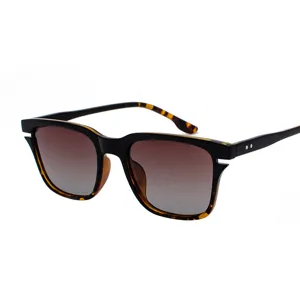 Stylische quadratische Sonnenbrille für Damen und Herren mit trendigen Gläsern und Rahmen.