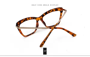 Trendy butterfly optical glasses featuring fashionable tortoise shell resin frame and slim metal temples.
