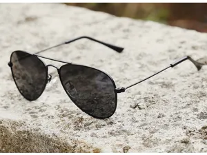 Klassische schwarze Metall Piloten-Sonnenbrille mit polarisierten Gläsern für Damen und Herren.
