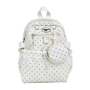 Vue détaillée du joli sac à dos à pois avec pochette avant et cordon, style adorable.