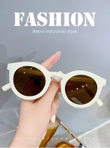 Gedetailleerd overzicht van trendy retro snoepkleurige zonnebrillen met ronde monturen.