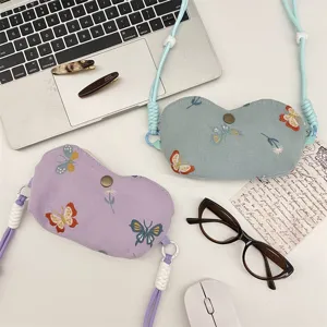 Detailansicht der bestickten Schmetterlings-Brillentasche mit Halsband, tragbares Reiseetui.
