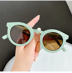 Pastelgroene ronde zonnebril met verloopglazen voor trendy dagelijks gebruik en mode.