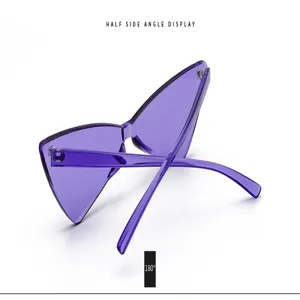 Dettaglio laterale occhiali da sole triangolari viola, lente intera trendy avant-garde.