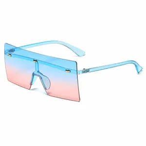Occhiali da sole grandi quadrati a maschera con lenti sfumate blu-rosa e dettagli rivetti.