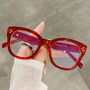 Lunettes carrees rouges anti lumiere bleue monture optique elegante pour femmes hommes.