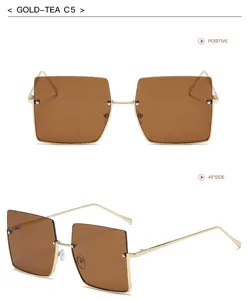 Modernas gafas de sol cuadradas con montura metálica y elegantes lentes marrones.