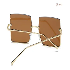 Gafas de sol cuadradas grandes para mujer, montura de metal y lentes degradadas marrones.