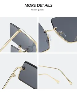 Primer plano detallado de gafas de sol cuadradas sin montura con montura de metal dorado y oscuro.