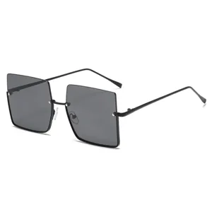 Gafas de sol cuadradas grandes para mujer, montura de metal de moda lentes con estilo.