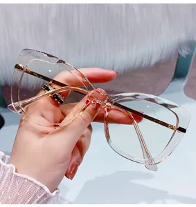Vue détaillée de montures de lunettes transparentes taillées en diamant, style élégant.