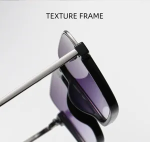 Gros plan de lunettes de soleil carrées et stylées avec verres violets et monture métal.