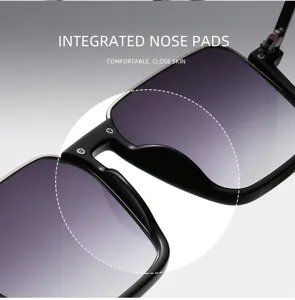 Gros plan de lunettes de soleil noires carrées avec plaquettes de nez intégrées.