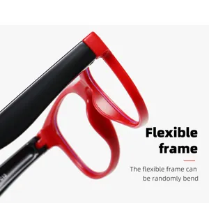 Nahaufnahme der flexiblen rot-schwarzen TR90 Kinderbrille zeigt biegsames Gestell.