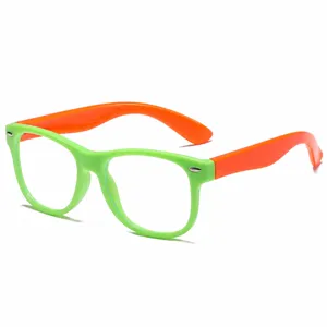 Kinder Blaulichtfilter Brille mit grünem Gestell und orangen Bügeln für den Alltag