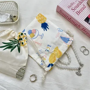 Vue détaillée du sac de rangement cordon imprimé fruits mignon, pochette maquillage.