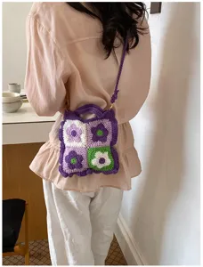 Dettaglio borsa a tracolla floreale all'uncinetto, elegante borsa lavorata a maglia donna.
