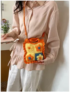 Dettaglio borsa a tracolla chic in maglia floreale colorblock, borsetta vintage da donna.