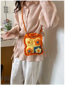 Borsa a tracolla lavorata all'uncinetto con fiori, borsetta quadrata in maglia dettaglio.