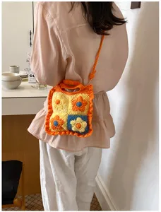 Dettaglio borsa a tracolla floreale all'uncinetto, borsa a spalla in maglia colorata.
