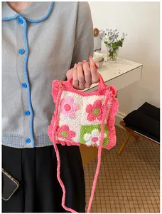 Deliziosa borsa a tracolla quadrata da donna in maglia floreale a colori contrastanti dettaglio