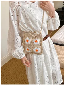 Borsetta quadrata a tracolla da donna in crochet di fiori carina e molto alla moda.